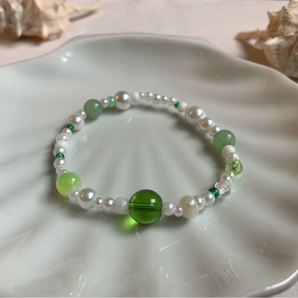 5/$20 ENTIRE SHOP CLEARANCE Evergreen 💚 handmade bracelet with pearls